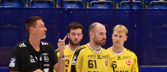 Melsungens Torwarttrainer Carsten Lichtlein (links) mit seinen drei Torhütern Kristof Palasics (von links), Laszlo Bartucz und Pawel Krawczyk. - © Jörg Hagemann