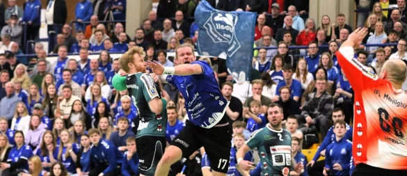 Spektakuläre Szenen, wie hier aus dem März mit Lars Görder im Spiel gegen den VfL Mennighüffen, gibt es demnächst in der Halle Aspe in Regionalliga-Heimspielen zu sehen. - © Oliver König