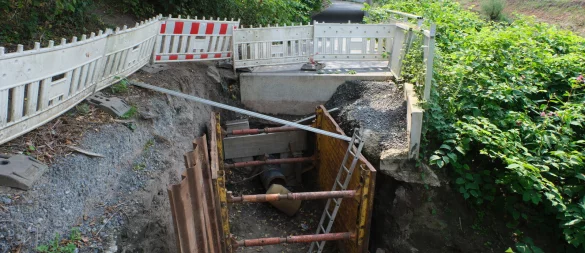 Eine Augenzeugin beobachtet, dass immer wieder Passanten die Absperrungen am Düker-Loch an der Eidinghausener Straße überwinden. Vor ein paar Tagen rutschte en älterer Mann offenbar hinein. - © Ulf Hanke