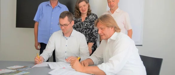 Bürgermeister Matthias Kalkreuter und Günter Weigel (Geschäftsführer LTM, vorne von links) unterzeichnen die Vereinbarung zur Fortsetzung der Zusammenarbeit im Beisein von (stehend von links) Hans Hofste, Julia Hinkelmann und Detlef Hübner. - © Stadt Lage