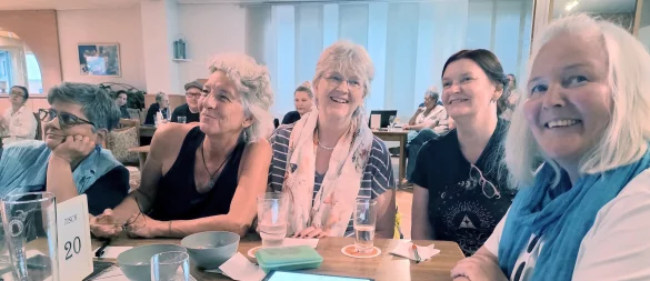 Haben Spaß am Rätseln: Diana (v.l.). Birgit, Martina, Manuela und Silke sind bis kurz vor Ende an der Spitze und werden dann doch noch überholt beim Kneipenquiz im Kastanienkrug. - © Sibylle Kemna