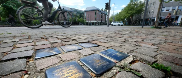 In Sichtweite zur Gütersloher Stadtbibliothek sind sechs jüdische Gedenksteine mit tiefen Kratzern beschädigt worden. Bei dem Stolperstein für Paula Daltrop etwa (vorne links) ist der Schriftzug "Richtung Osten" durchgestrichen worden. - © Andreas Frücht