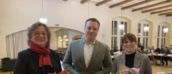 Bürgermeister Michael Ruttner gratuliert seiner ersten Stellvertreterin Julia Tewes (rechts, CDU) und der zweiten Stellvertreterin Beate Raupach (SPD). - © Cordula Gröne