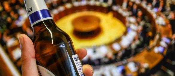 In der konstituierenden Ratssitzung in Herford hat sich ein Lokalpolitiker ein Pils genehmigt. Das sorgte kurrzeitig für Aufregung. - © Daniel Salmon