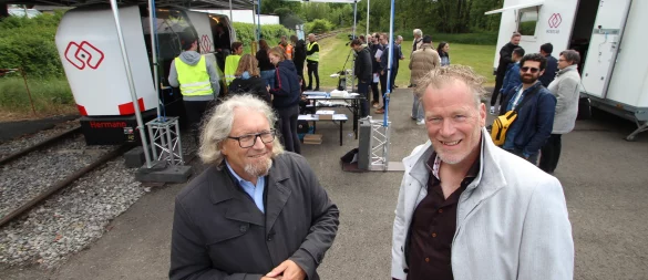 In Bösingfeld erleben Professor Dr. Ralf Klapdor von der Hochschule Rhein-Waal (links) und Mobilitätsplaner Ruben Loendersloot aus Nimwegen die Monocabs im Einsatz (im Hintergrund). Sie und andere Besucher aus der Grenzregion Kleve/Nimwegen informieren sich in Extertal über das Projekt und bringen zugleich ein Forschungsprojekt zur Akzeptanz der Fahrzeuge voran. - © Jens Rademacher