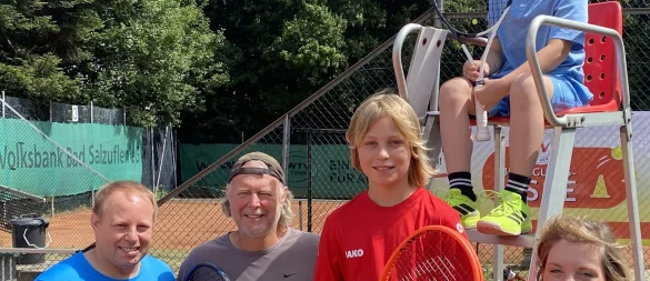 Theodor (oben) und Emil Schain (darunter) fiebern dem Turnier entgegen. Vater Christian Schain (links) und Trainer Ashley Kershaw sowie Mutter Marie freuen sich ebenfalls. - © Sebastian Lucas