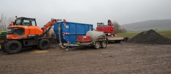 Südöstlich von Langenholzhausen laufen schon Arbeiten, die die Bohrung eines neuen Brunnen vorbereiten. - © Jens Rademacher