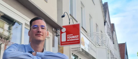 Er ist ein Blomberger Jung und hochmotiviert: Niclas Begemann wird ab Mai die Geschäftsstelle von Blomberg Marketing leiten. - © Marianne Schwarzer