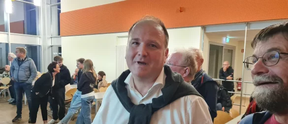 Kann seinen Erfolg kaum fassen: Blombergs Bürgermeister Chriustoph Dolle gewinnt die Wahl mit mehr als 67 Prozent der Stimmen - © Marianne Schwarzer