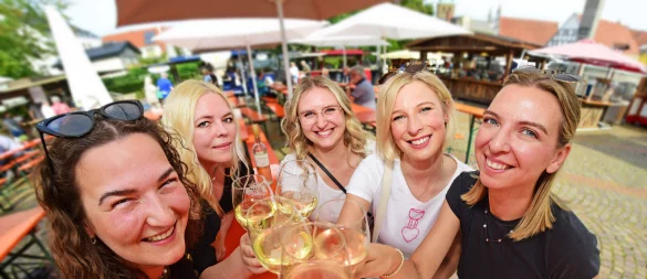 Gute Laune beim Weinfest (von links): Carlotta Remberg, Kathrin Marschal, Sina Sachnieß, Julia Suttmann und Antonia Preß - © Nicole Ellerbrake