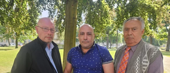 Dogush Sayin (mitte) ist sich sicher: Ohne seinen (Ex-)Betreuer Andreas Laux aus Extertal würde er heute nicht mehr leben. Dank ihm und seinem Vater Memet Sayin fand der 42-Jährige nach sehr düsteren Jahren wieder in die Spur. - © Janet König