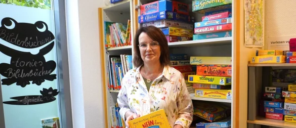 Anne Dawson aus Paderborn ist seit diesem Jahr neue Leiterin der Bücherei in Schlangen. - © Gemeinde Schlangen