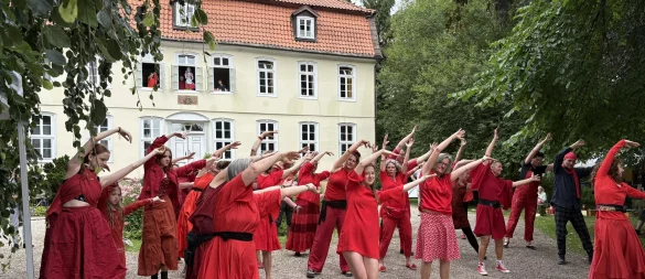 Der Wuthering-Heights-Flashmob: Die Choreografie stammt aus dem Roman Sturmhöhen von Kate Busch. - © Jan Schillmann
