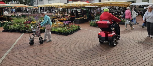 In der Ferienzeit ist auf dem Wochenmarkt in Lage weniger los. Aber aus Sicht einiger Händler geht der Umnsatz generell zurück, und es müsste mehr getan werden, um das Angebot für die Kunden attraktiver zu machen. - © Astrid Sewing
