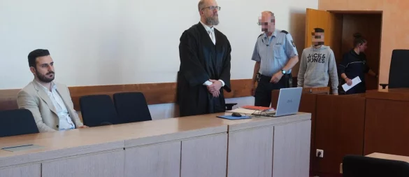 Der Angeklagte wird in den Gerichtssaal geführt. Sein Verteidiger Hendrik Schnelle und ein Dolmetscher warten bereits auf ihn. - © Michaela Weiße