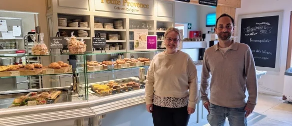 Luise Nolte (Teamleiterin Marketing) und Geschäftsführer Govinda Meyer erklären, was es mit der Schließung des Cafés auf sich hat. - © Lorraine Brinkmann