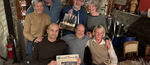 Gastgeber Friedhelm Begemann (stehend 2. v. links) gratuliert dem Gewinner-Team "Sex Ted" um Kerstin Buzeja, Carsten Wattenberg, Klaus Küster, Ralf Batzer, Thesi Küster sowie Sabine Wattenberg (von links). - © Sandra Castrup