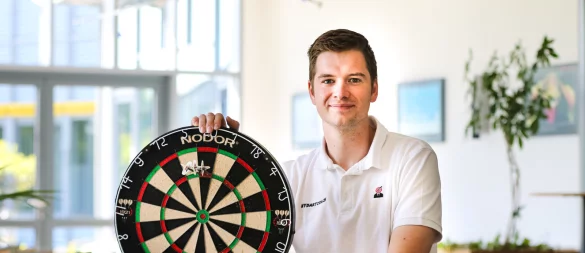 Micha Wattenberg aus Lemgo ist einer der Organisatoren der „MyDartCoach“-Championship in Bad Salzuflen. - © Oliver König