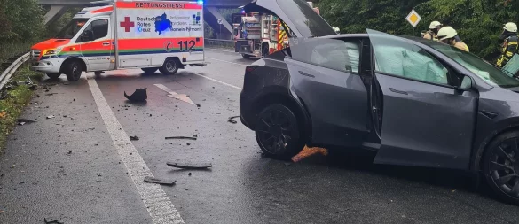 Zwei Personen werden bei dem Unfall am Morgen schwer verletzt. - © Feuerwehr Barntrup