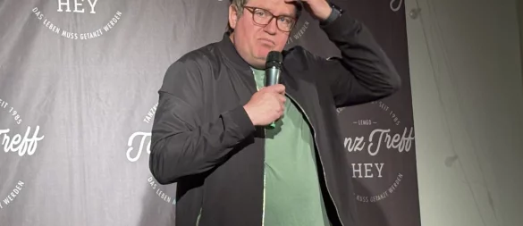 Thorsten Bär nahm beim Comedy-Abend im Schützenhaus auch seine eigene Vergangenheit aufs Korn. - © Jan Schillmann