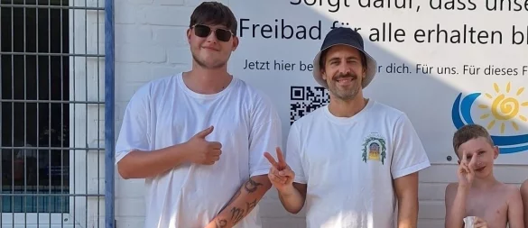 Inkognito und doch erkannt: Max Giesinger (Mitte) macht nach seinem Batzebesuch noch ein Foto mit Bademeister Cedrik Koring und Keke Schmitt (9). - © Kathi Schmitt