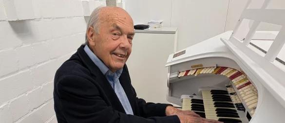Neben seiner Arbeit als Elektriker und später seiner Karriere als Sänger am Landestheater Detmold spielte Bruno Gebauer sein Leben lang Orgel in der Kirche - allein in der Lemgoer Heilig-Geist-Gemeinde schon seit 60 Jahren. Hier sitzt er an der historische Wurlitzer-Kinoorgel, die 2023 erworben wurde. - © Annika Langhagel