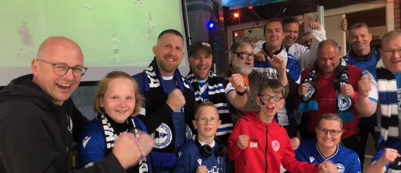 Die Stimmung auf dem Sportplatz in Diestelbruch ist bestens - und durchweg pro Arminia. - © Martin Hostert