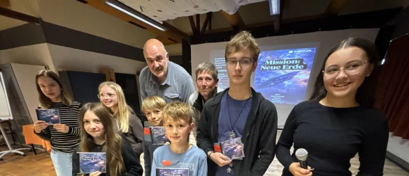 Madita, Dylia, Sophia, Carlos, Erik, Mats und Ida (vorne von links) sowie Joachim H. Peters und Elke Kieweg (dahinter) sind stolz auf das Ergebnis. Es fehlen auf dem Foto Paul und Ben Haakon. - © Sandra Castrup