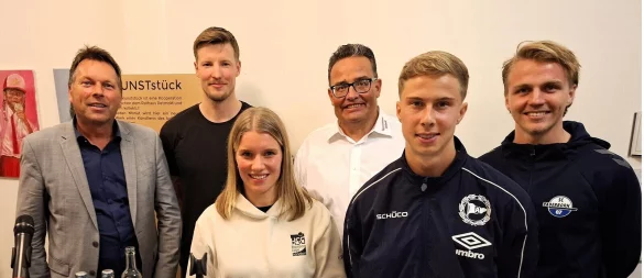Bürgermeister Frank Hilker (links) sowie Sportverbandsvorsitzender und Moderator Carsten Lemm (Vierter von links) begrüßen zum Sport-Talk weiter (von links) Adam Nyfjäll, Laura Rüffieux, Sam Schreck und Felix Götze. - © Oliver König
