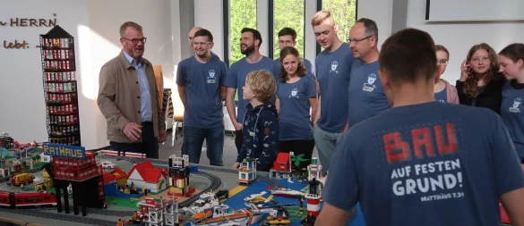 Mitarbeiter der Lego-Jungscharwoche freuen sich über die Veranstaltung und über den besuch von Dörentrups Bürgermeister Friso Veldink (links). - © Christliche Gemeinde Dörentrup