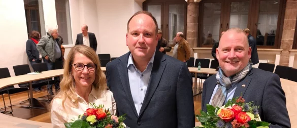 Mit überwältigender Mehrheit wählten die Ratsmitglieder die beiden Susanne Kleemann (CDU) und Thorsten Klatt van Eupen (SPD), die Christoph Dolle (Mitte) als stellvertretende Bürgermeister zur Seite stehen sollen. - © Marianne Schwarzer