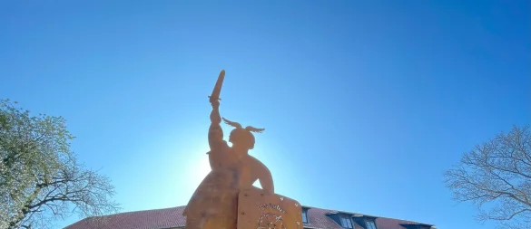 In der Heimatstadt von Heidrun Stecker steht der "Hermann" vor der Burg. Ob Blomberg das Kunstwerk behält, steht aktuell noch nicht fest. - © Hans Kordes