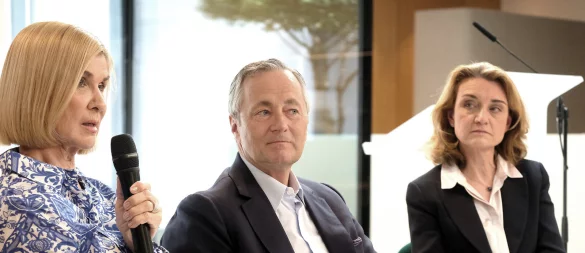 Brigitte Mohn (von links), Hannes Ametsreiter und Daniela Schwarzer von der Güterloher Bertelsmann Stiftung haben verschiedene Vorschläge, wie die Demokratie in Deutschland sicherer werden kann. - © Andreas Frücht