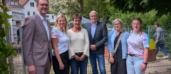 Feiern das Jubiläum der städtischen Kindertageseinrichtung Jahnplatz: Bürgermeister Matthias Kalkreuter, Lisa Schlink (Kita-Leiterin), Martina Holz (ehemalige Leiterin), Dirk Pahmeier (Leiter Fachgruppe Jugend), Katrin Winter (Fachteamleiterin Verwaltung Jugend) sowie Anne -Doreen Droste (stellvertretende Kita-Leiterin, von links). - © Stadt Lage