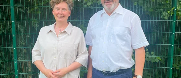 Der langjährige Schulleiter Arnold Driediger übergibt sein Amt an Beate Busch. - © CSV