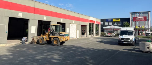 Die ehemalige Autowerkstatt in der Hoffmannstraße wird aktuell zu einem Einzelhandelsstandort umgebaut. - © Thomas Reineke