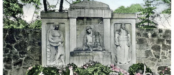 Auf dieser Ansichtskarte (aus ca. 1925) ist nur das Mittelstück der Anlage zu sehen, die Tafeln mit den Namen (die ja später versetzt wurden ins Mausoleum) waren links und rechts aufgestellt. - © Sammlung Stefan Wiesekopsieker