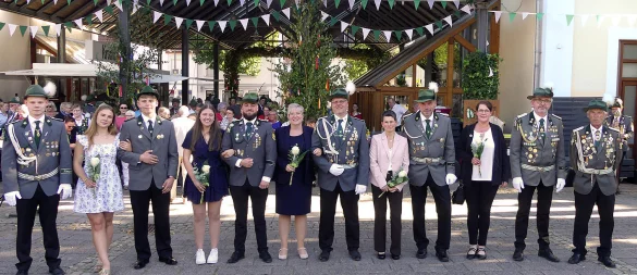 Der Hofstaat der Barntruper Schützen: Thronoffizier Tim Drewes (von links), Jungschützenkönigin Wiebke Drewes, Jungschützenkönig Ole Heyna, Celina Beverung und Dustin Sölter (Hofstaat), Königin Patricia und König Sascha Schönhoff, Heike Drewes und Christian Drewes (Hofstaat), Annika Beverung und Thomas Gladtfeld (Hofstaat) sowie Thronoffizier Stephan Freischläger. - © Rudi Rudolph