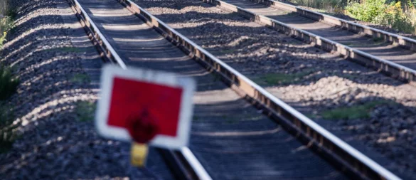 Wegen eines Polizeieinsatzes an der Bahnstrecke zwischen Bielefeld und Herford musste am Mittwochmorgen ein Teil der wichtigen Hauptstrecke zeitweise gesperrt werden. - © Jens Büttner/dpa