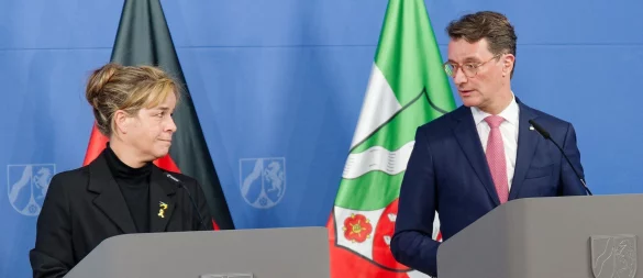 Mona Neubaur (Grüne), Wirtschaftsministerin von Nordrhein-Westfalen, und Hendrik Wüst, Ministerpräsident von Nordrhein-Westfalen (CDU), stehen bei der Pressekonferenz zum Investitionsprogramm des Landes auf dem Podium. - © Henning Kaiser/dpa