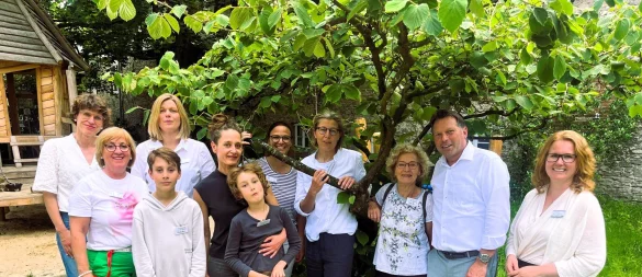 Bürgermeister Frank Hilker und Fachbereichsleiterin Jennifer Sonneborn (rechts) haben sich mit (von links) Joanna Stöcker, Ulrike Räker und Esther Rosenbrock (Fachbereich Jugend, Schule und Sport), Gynäkologin Dr. Jessica Gawenda (mit ihren Söhnen Konstantin und Theo), Familienlotsin Friederike Müller und Kinderärztin Dr. Natalie Hellermann ausgetauscht. Mit dabei war die Mutter von Dr. Gawenda, Monika Dreise (3. von rechts). - © Stadt Detmold