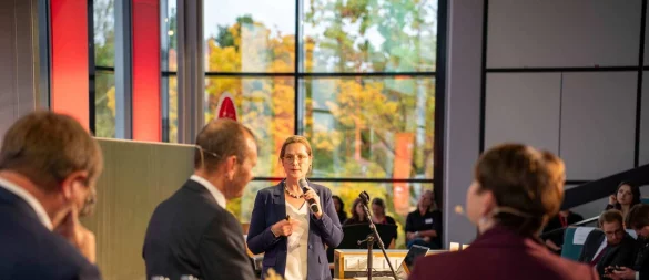 Vizepräsidentin Professorin Dr. Yvonne-Christin Knepper-Bartel ist sich beim Jahresempfang der TH OWLsicher: „Die Hochschule ist auf dem Weg Richtung Zukunft". - © TH OWL