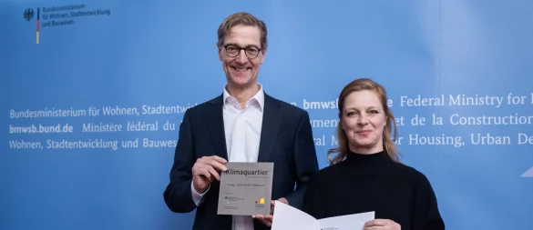 Dietmar Horn; Abteilungsleiter für Stadtentwicklung des Bundesministeriums für Wohnen, Stadtentwicklung und Bauwesen; überreicht Berit Weber, Abteilungsleiterin der Stadtplanung Lemgo, die Auszeichnung. - © Benjamin Pritzkuleit