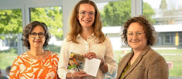 Nilgün Özel, Vizepräsidentin DRK-Landesverband Westfalen-Lippe (von links), hat das Tröstepferdchen kreiert, Illustratorin Vera Gerstenberger und Autorin Dr. Mareike Menne haben das Kinderbuch unentgeltlich umgesetzt. - © Jonas Westermeyer/LVWL