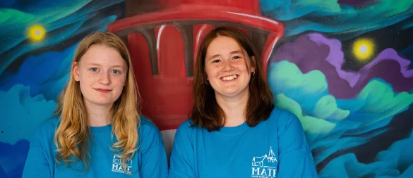 Johanna Wiese (links) und Lina Gröchtemeier, ehemalige Konfirmandinnen der ev.-ref. Kirchengemeinde Lage, freuen sich über die Eröffnung des Jugendkellers Lighthouse. - © Franka Pieper