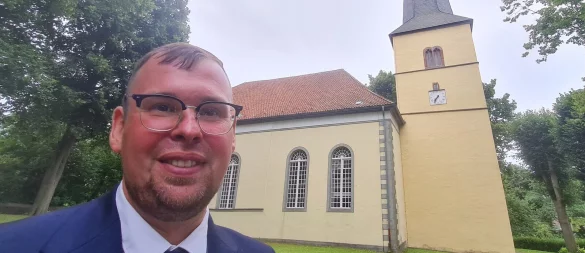 Jakob Baidin tritt für die AfD in Blomberg als Bürgermeisterkandidat an. Für das Interview mit der LZ hat er die Cappeler Kirche ausgewählt. - © Marianne Schwarzer