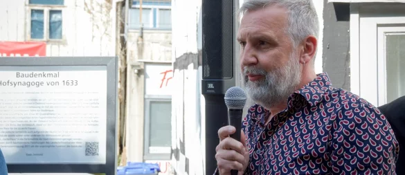 Dr. Oliver Arnhold, Evangelischer Vorsitzender der Gesellschaft für christlich-jüdische Zusammenarbeit in Lippe, spricht bei der Einweihung der neuen Infotafel an der ehemaligen Hofsynagoge. - © Raphael Bartling