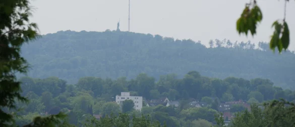 Mit dem Sender Teutoburger Wald auf dem Bielstein als Marker ist Hermannsdenkmal nebenan schnell zu finden. Immobilien, die eine ähnliche Sicht auf das Denkmal haben, sind in Detmold teurer. - © Jost Wolf