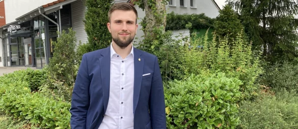 Mats Uffe Schubert (SPD) will Bürgermeister in Augustdorf werden. Sein Lieblingsplatz ist die horatec-Arena. - © Cordula Gröne