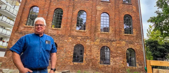 Ein ganz schöner Kraftakt, der aber auch viel Spaß macht: Architekt Christian Rothschild aus Enger baut für seine Tochter und deren Ehemann die alte Bonbonfabrik in Herford um. In den 1960er Jahren war hier auch der Herforder Jazzclub ansässig. - © Kathrin Weege